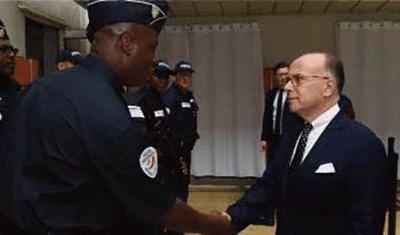 Plus de 400 policiers et gendarmes supplémentaires aux Antilles et en Guyane (Cazeneuve)