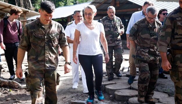 Élisabeth Borne au côté des militaires basés en Guyane pour le nouvel an