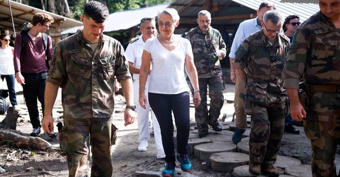 Élisabeth Borne au côté des militaires basés en Guyane pour le nouvel an