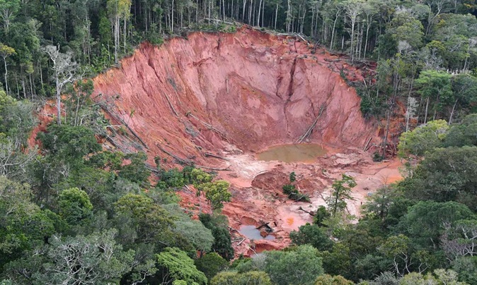 L’orpaillage illégal persistant : des impacts multidimensionnels