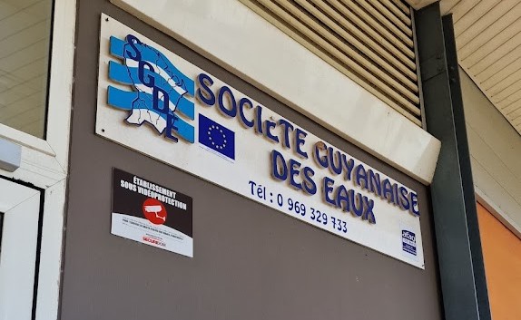 SGDE : les effectifs au cœur du conflit, des perturbations d’eau contestées 